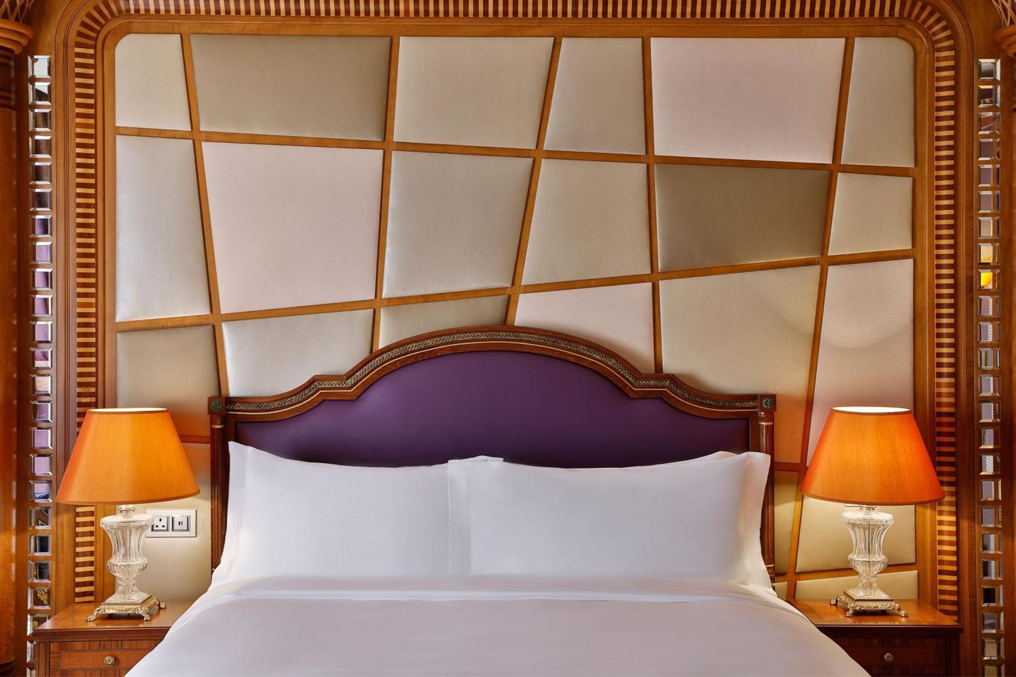 Hotel The Ritz-Carlton Yidda Exterior foto A bed with a headboard