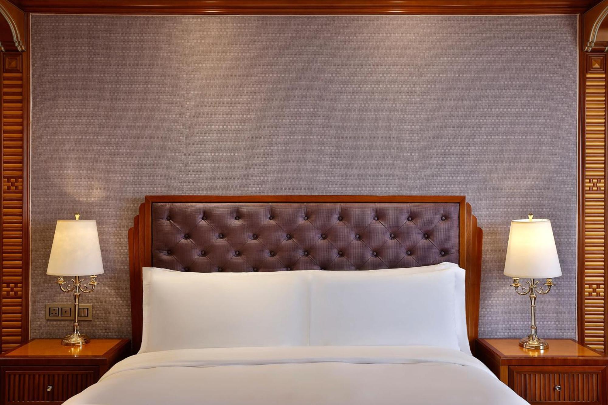 Hotel The Ritz-Carlton Yidda Exterior foto A bed with a headboard