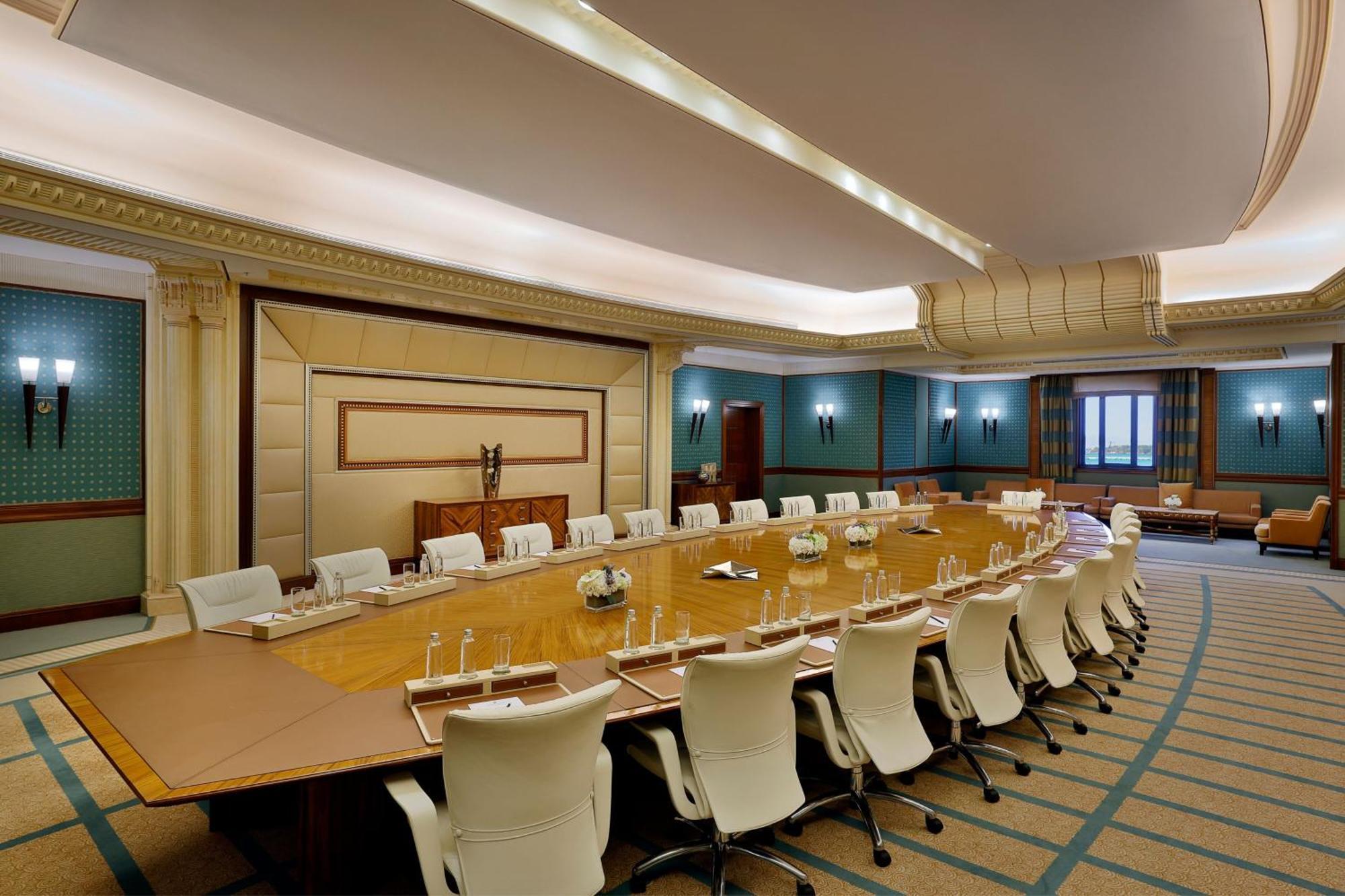 Hotel The Ritz-Carlton Yidda Exterior foto The meeting room of the Executive Council