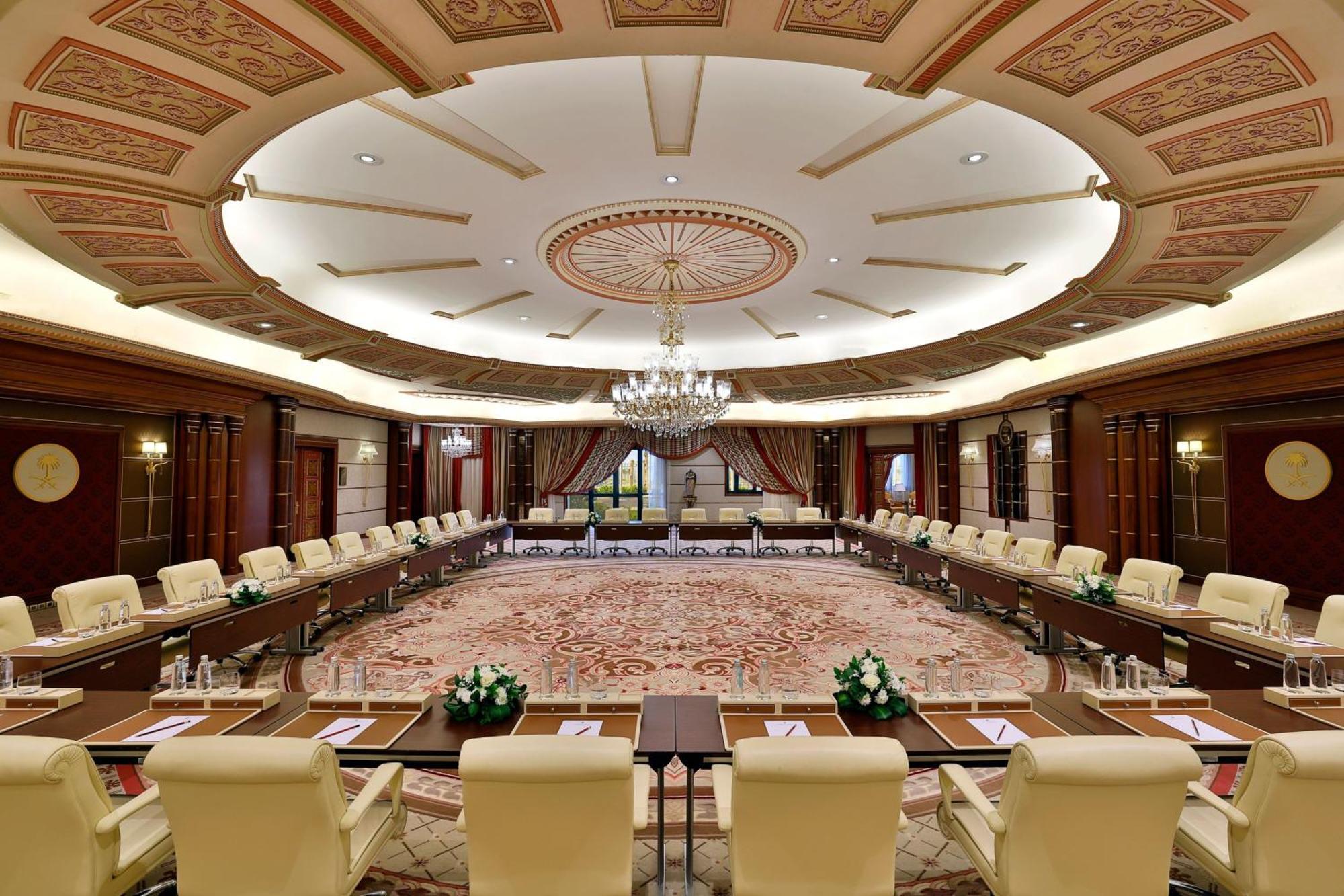 Hotel The Ritz-Carlton Yidda Exterior foto The meeting room of the National Assembly