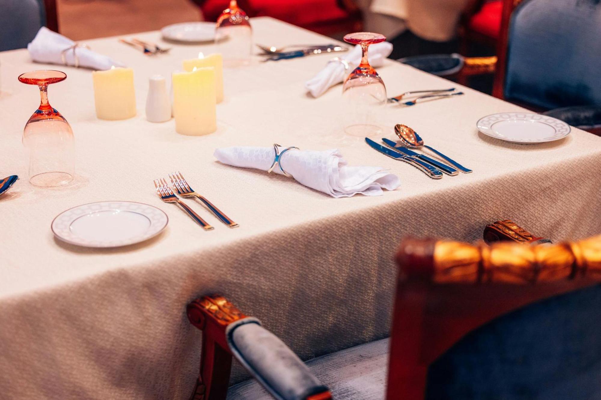 Hotel The Ritz-Carlton Yidda Exterior foto A Christmas table with crackers